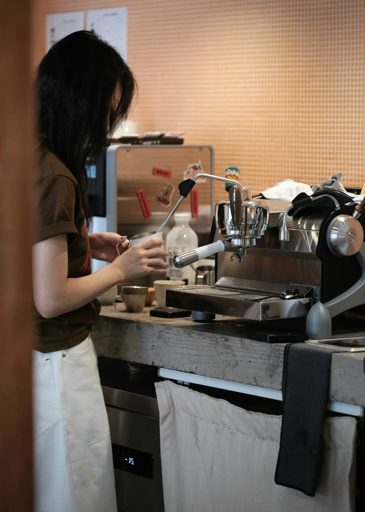 Ein Barista bei der Arbeit an der Espressomaschine
