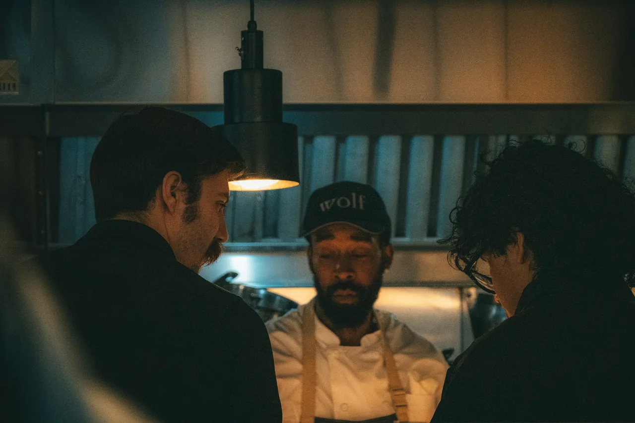 Köche arbeiten konzentriert an der Ausgabe einer Restaurantküche